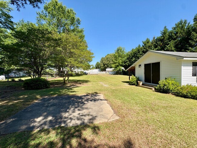 Building Photo - Adorable 2 Bedroom Home in the Heart of Nashville!