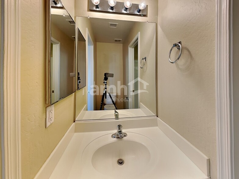 Building Photo - 22653 W Mesquite Dr