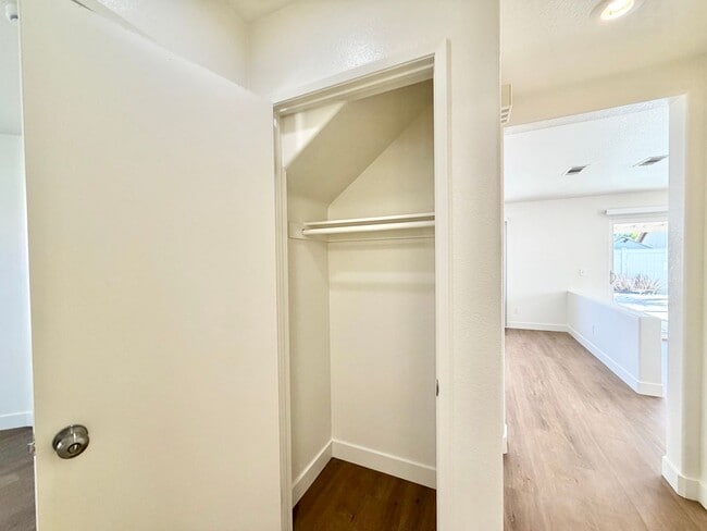 Building Photo - 4 Bedroom 3 Bathroom Cul-de-sac Home with Huge Backyard