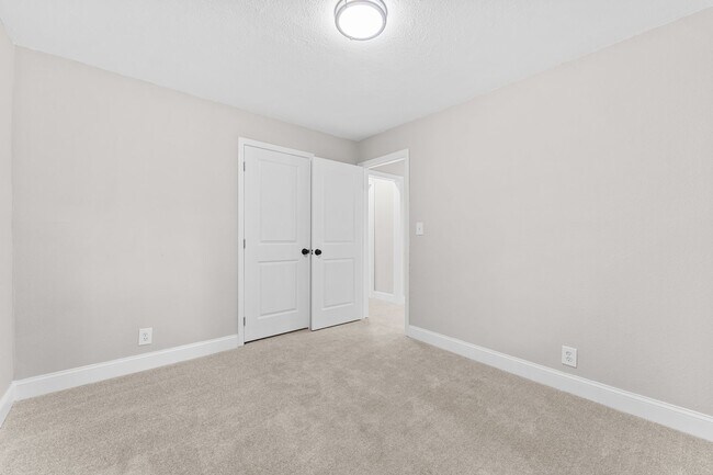 Building Photo - Freshly Renovated 2 Bed, 1 Bath – Prime Location Near Downtown Knoxville!