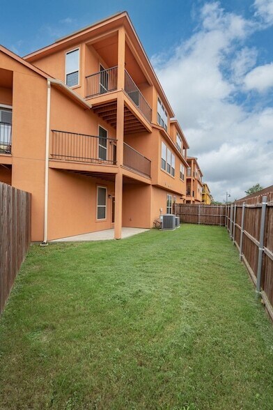 Building Photo - 2640 Venice Dr