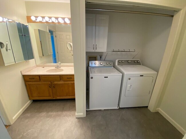 Building Photo - 4BD/1.5BA S. Burlington Townhome