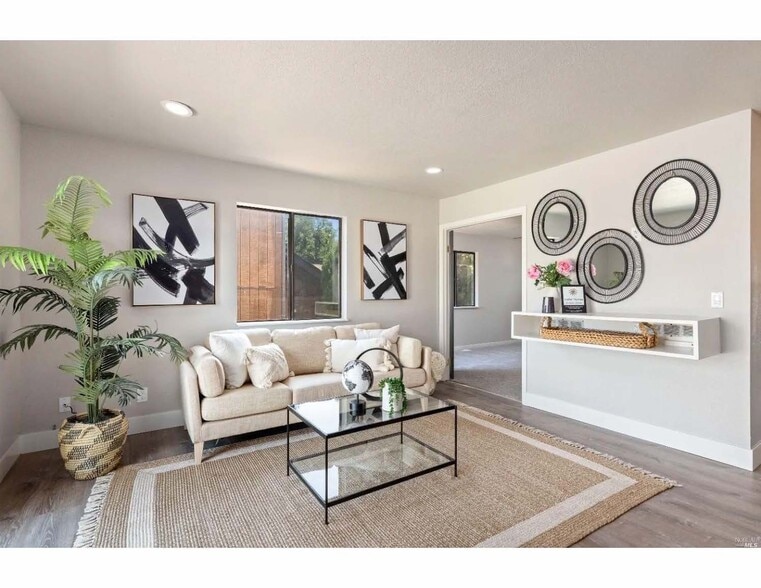 Living room - 500 Forest Dr