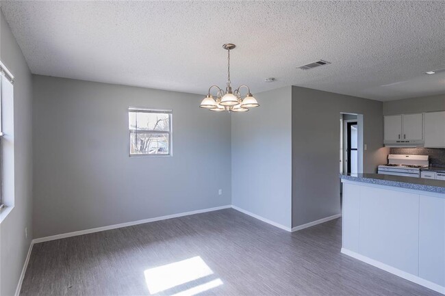 Building Photo - 207 N Cougar Ave