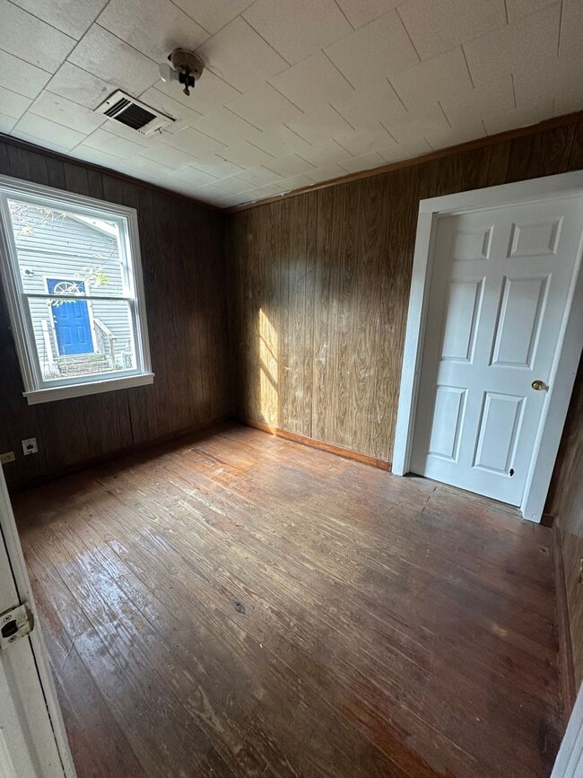 Building Photo - Cute 3 bedroom house!