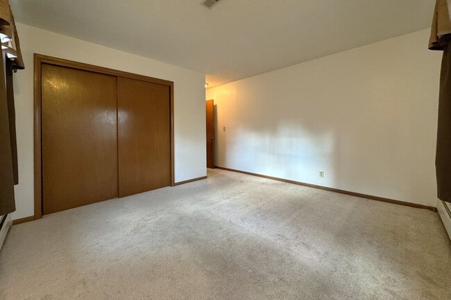 Building Photo - Dawes Drive Duplex (4014-4016)