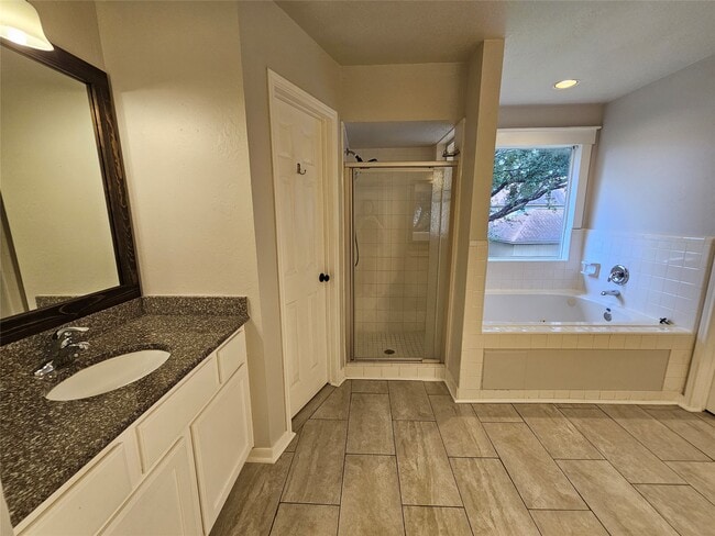 Building Photo - 15015 Dawnbrook Dr