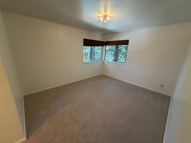 Building Photo - 2 Bedroom / 1 Bathroom |