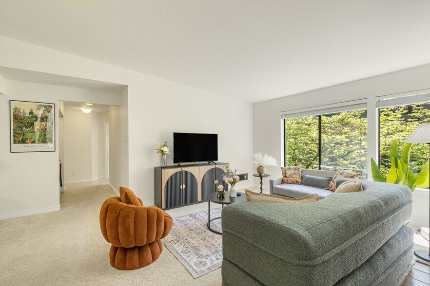 Building Photo - 1264 Bellevue Way NE