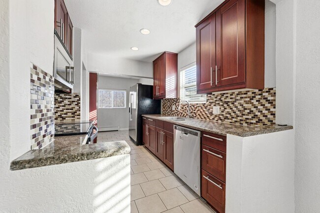 Building Photo - 3 Bed - 2 Bath home in Englewood!