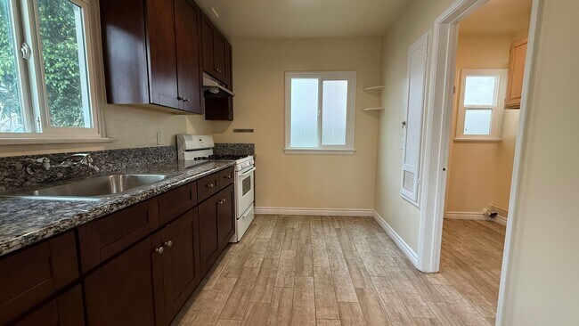 Building Photo - 304 E Valencia Ave