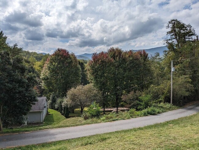 Building Photo - What a VIEW! Beautiful 3BD/2BA Ranch Style House in Speedwell Acres offered exclusively by Wester...