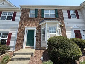 Building Photo - Charming 3BD, 2BA Apex Townhome In a Prime...