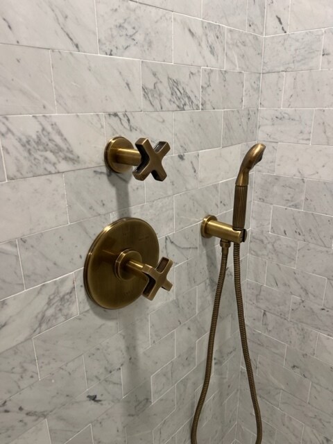 Shower Fixtures - 2770 Glendessary Ln