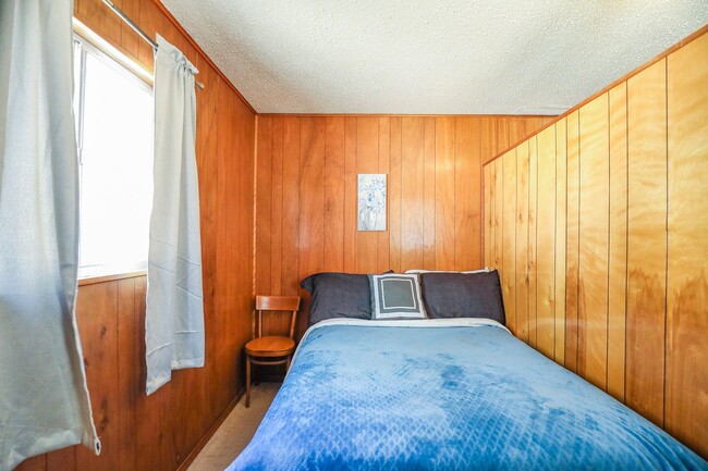 Building Photo - Cozy One Bedroom One Bath Retreat -  FURNI...
