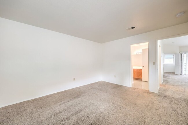 Building Photo - Nice 2-Bedroom Near the Strip