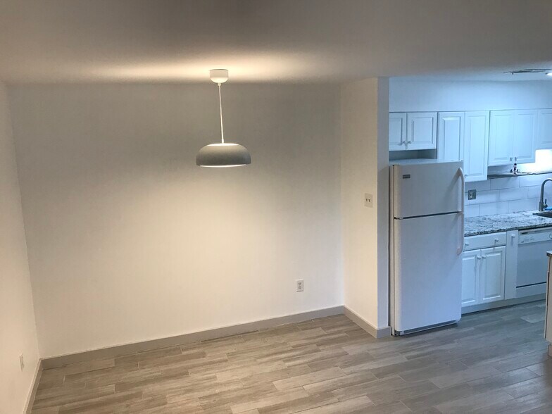 Building Photo - 5815 Rexford Dr