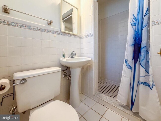 Building Photo - 5205 Saratoga Ave