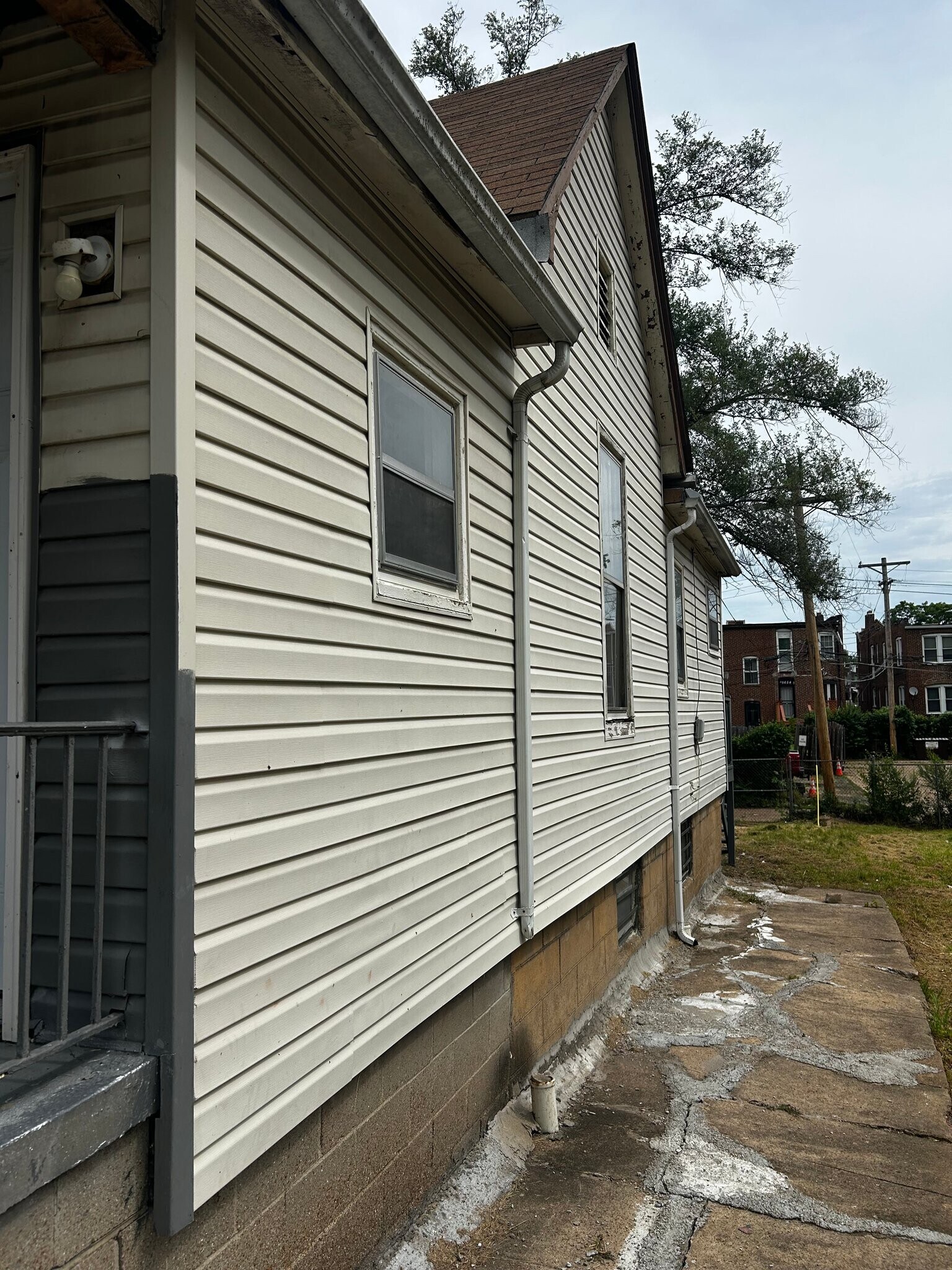 Building Photo - 5657 Roosevelt Pl