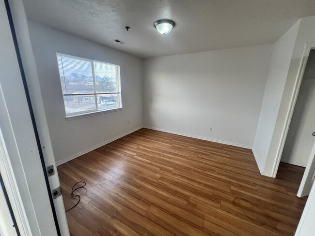 Building Photo - 2 Bed 1 bath in Kearns with Video Tour