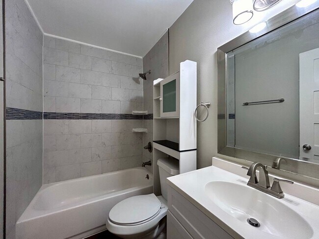 Building Photo - 1900 Gracy Farms Ln