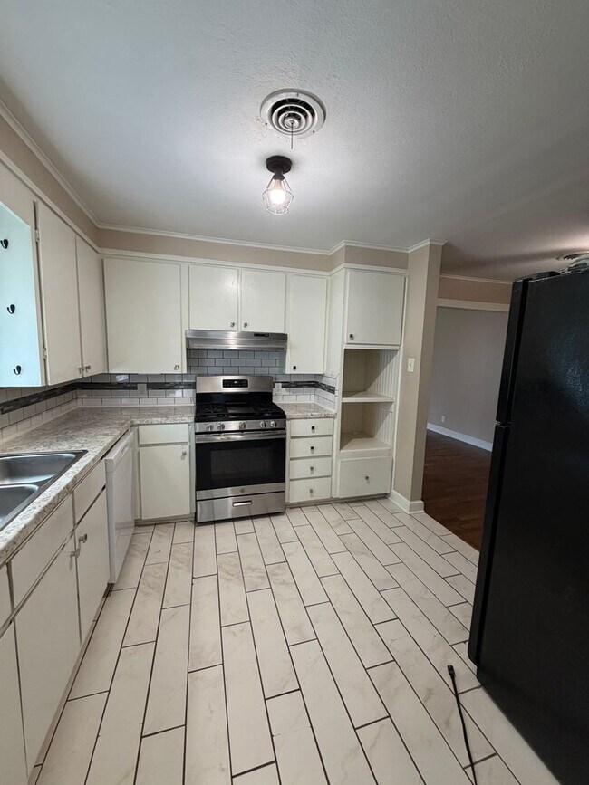 Building Photo - Updated brick home for lease near BAFB | Bossier City, LA 71112 | 3 bedrooms