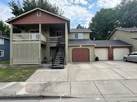 Building Photo - 3 Bedroom Upstairs Condo with Garage
