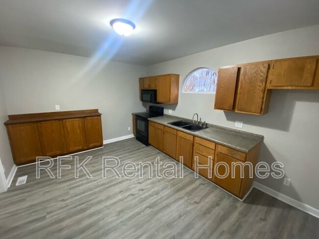 Building Photo - 108 N 6th St