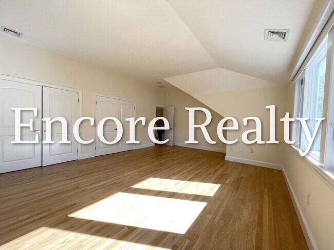 Building Photo - 906 W Roxbury Pky
