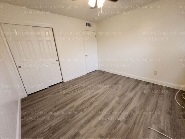 Building Photo - 3 bedroom/ 2 bathroom home located near th...