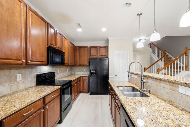 Building Photo - Charming 2-Bedroom Townhome in Desirable Remington Oaks, Cary!