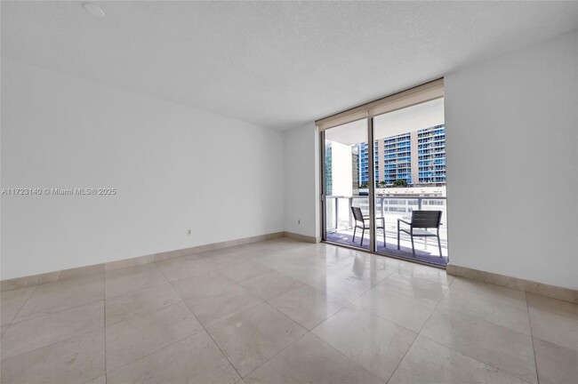 Building Photo - 1060 Brickell Ave