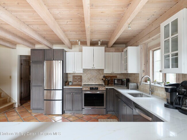 Building Photo - 121 Queechy Lake Dr