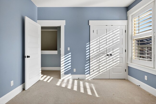 Building Photo - 100 NE Ivy St