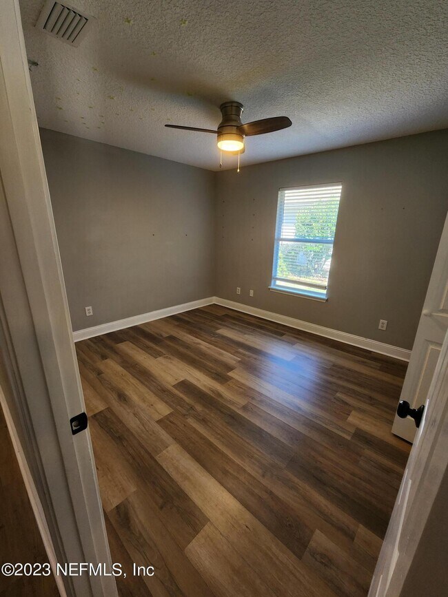Building Photo - 2071 Thornhill Drive