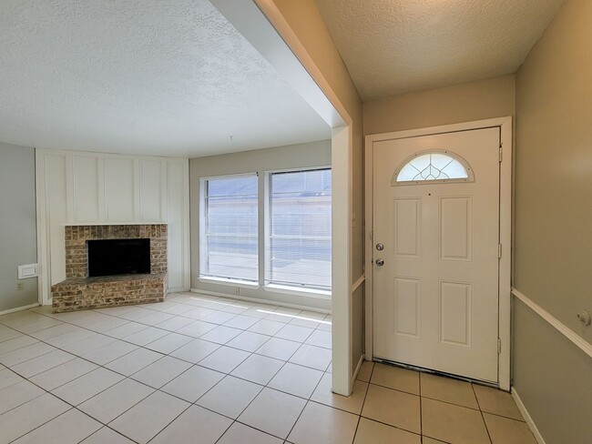 Building Photo - Three bedroom 2 full bath duplex style hom...
