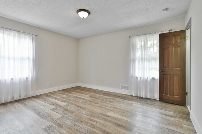 Building Photo - 5011 Pineview Terrace