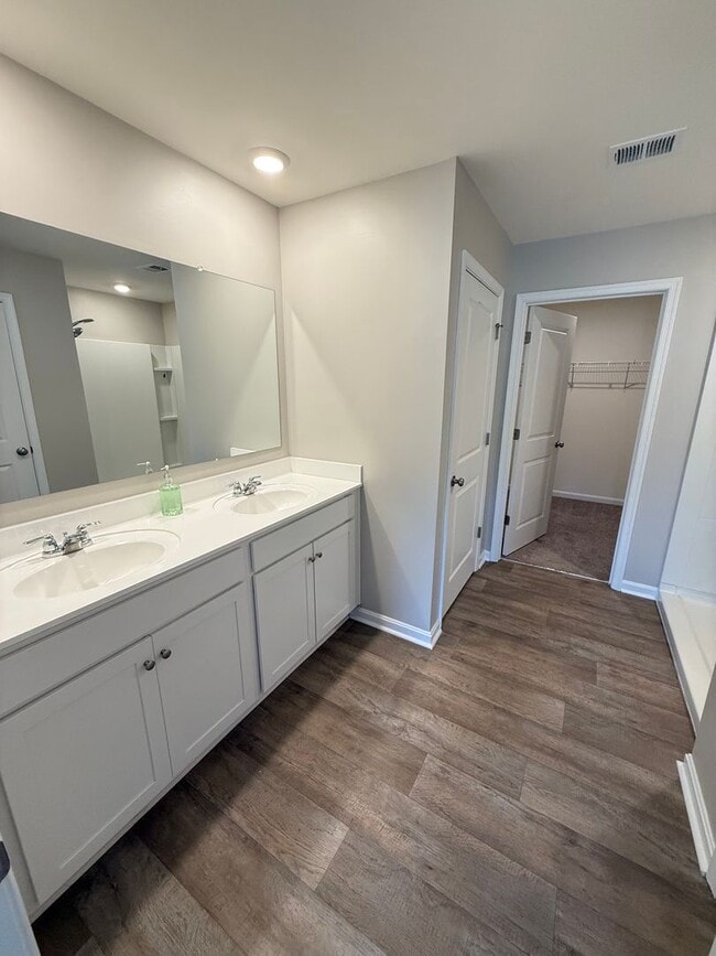 Building Photo - Rivergate