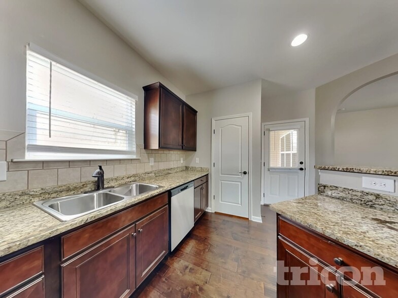 Building Photo - 616 Fredericksburg Dr