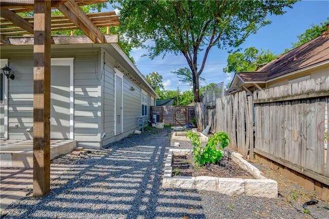 Building Photo - 1105 Clermont Ave