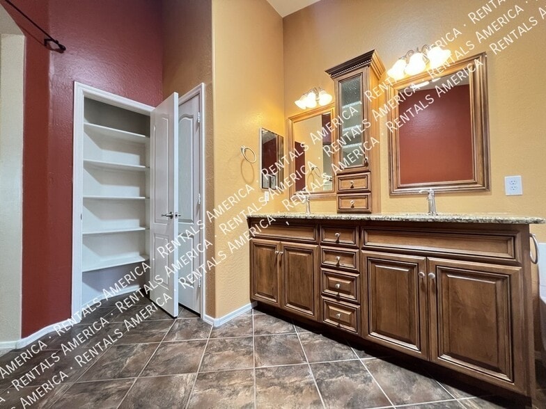 Building Photo - 1536 E Fontana Dr