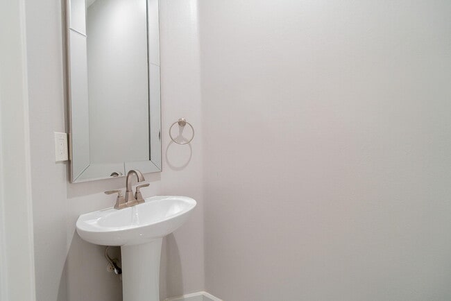 Building Photo - 205 River Bluff Ln