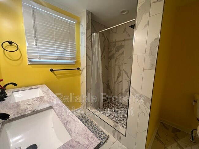 Building Photo - 222 Oakdale Ave