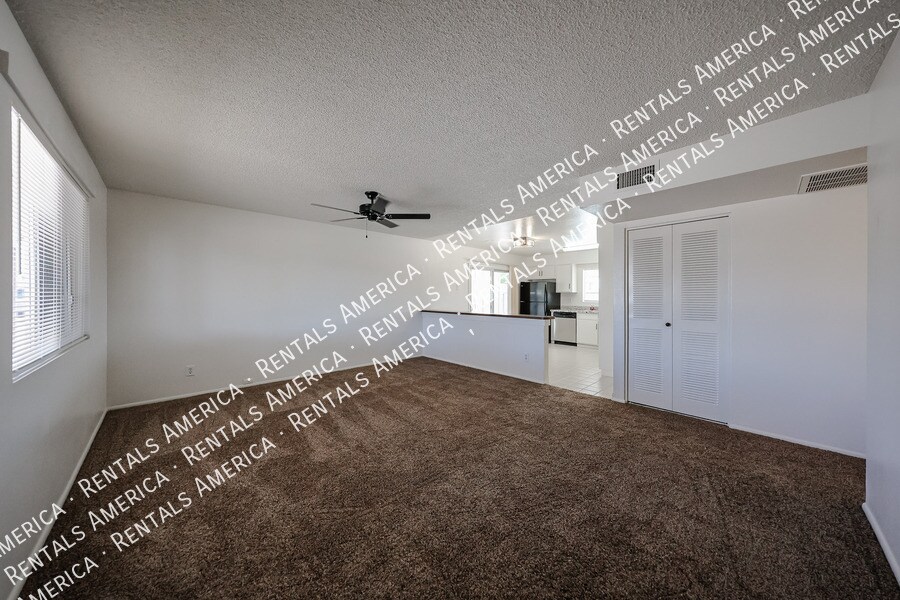 Building Photo - 6913 W Solano Dr N
