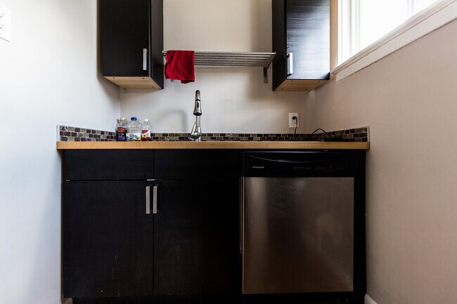 Building Photo - 1028 E Warrington Ave