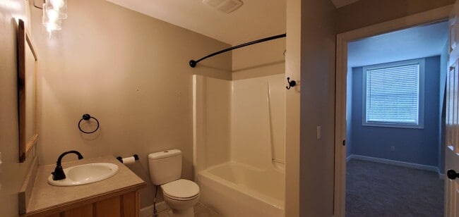 Building Photo - Spacious 5 Bedroom Executive Level Home