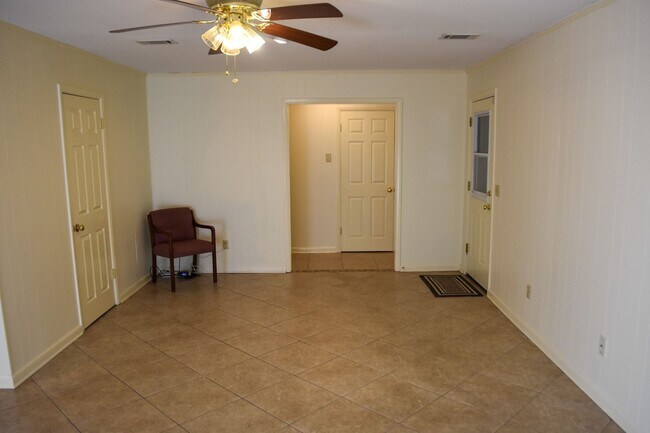 Building Photo - Three Bedroom Two Bath outside Eglin Gates