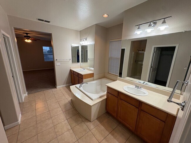 Building Photo - Gorgeous 5 Bedroom, 3.5 Bath Mountain House Home