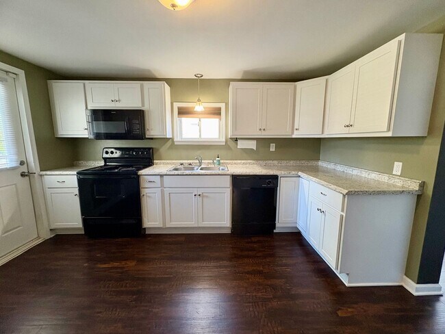 Building Photo - 4 Bedroom 2 Bathroom in Harrisburg!