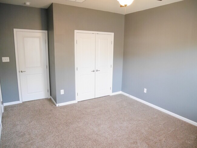 Building Photo - Gorgeous Townhome Located at Preserves at ...